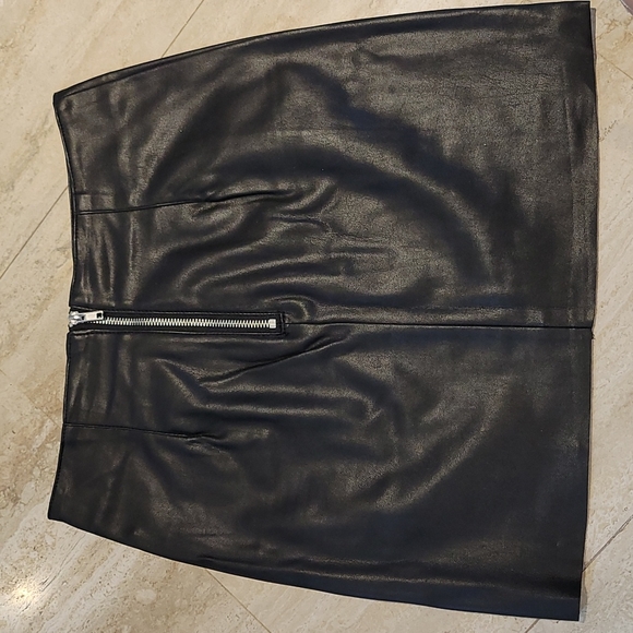 Faux leather h&m miniskirt - Picture 2 of 5